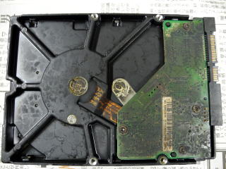火災で燃えたハードディスク 火災で燃えたハードディスク